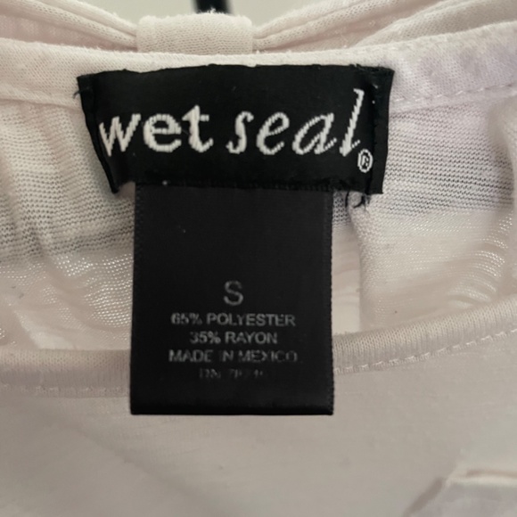 White Top with Bows in the Back - Picture 3 of 4